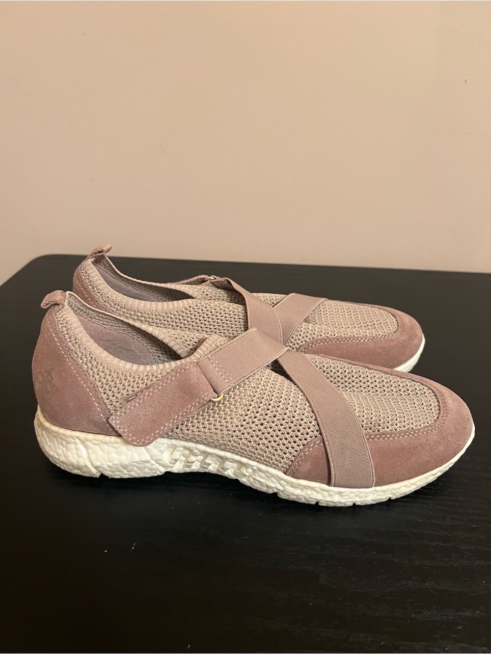 OTBT Vicky mauve new in box size 9.5 sneaker